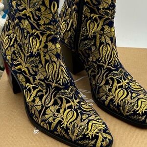 Christian Louboutin Loubi Mystery Omeric velvet boot. Size 42